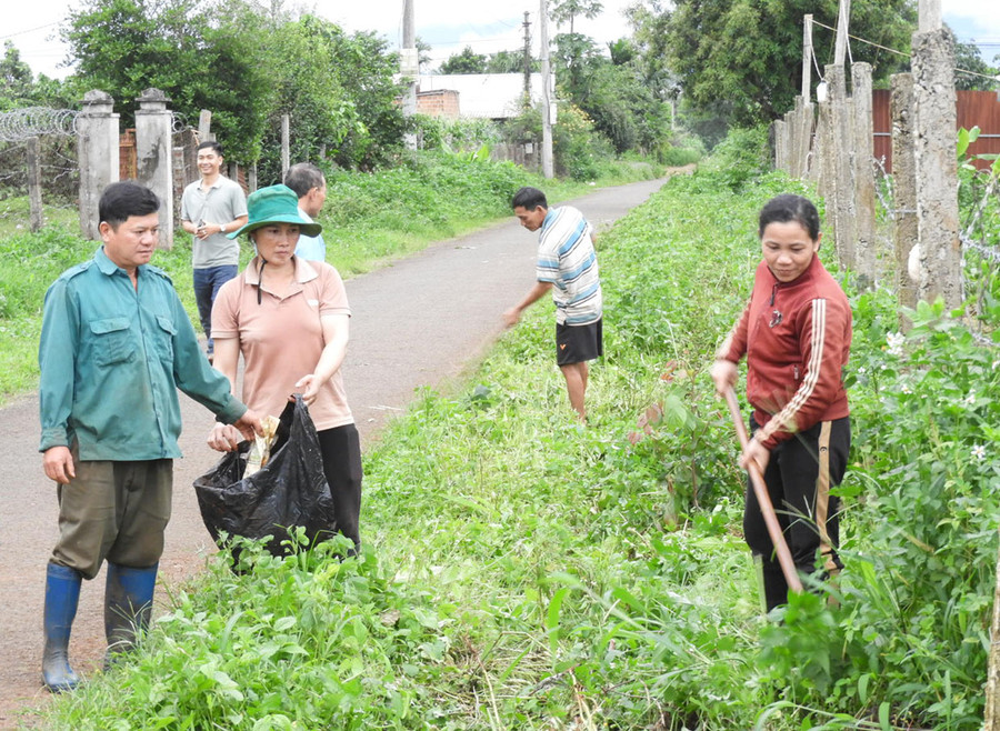 Người dân thôn 2 (xã Chư Á ,TP. Pleiku) phát động dọn vệ sinh, môi trường nông thôn xanh sạch đẹp, góp phần tạo diện mạo khởi sắc cho thôn. Ảnh: Thanh Nhật