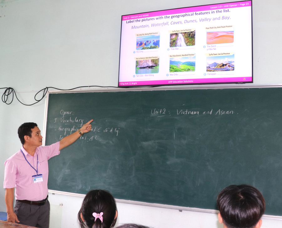 Ông Phạm Hữu Hùng-Hiệu Trưởng Trường THPT Hà Huy Tập (huyện Kông Chro) giới thiệu chiếc ti vi được nhà trường mua nợ. Ảnh: An Phát Ông Phạm Hữu Hùng-Hiệu Trưởng Trường THPT Hà Huy Tập (huyện Kông Chro) giới thiệu chiếc ti vi được nhà trường mua nợ. Ảnh: An Phát