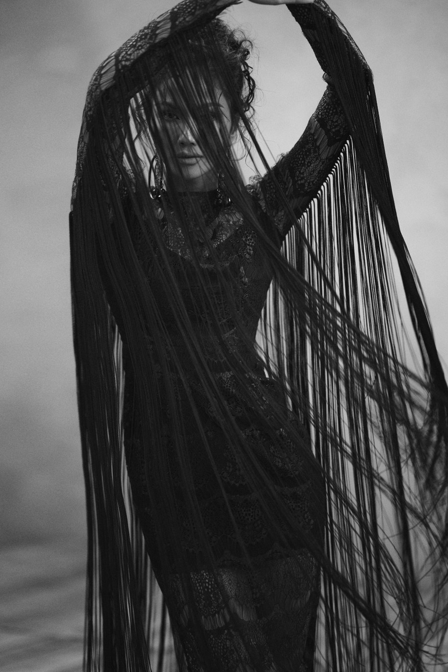 H’Hen Niê quan niệm trong tình yêu, hạnh phúc và khổ đau là hai trạng thái luôn song hành với nhau mà người phụ nữ cần lý trí nhận ra mình nên làm gì. Cô nhắn nhủ: “Hãy thương mình trước khi yêu thương một ai đó&quot;. Ảnh: Milor Trần