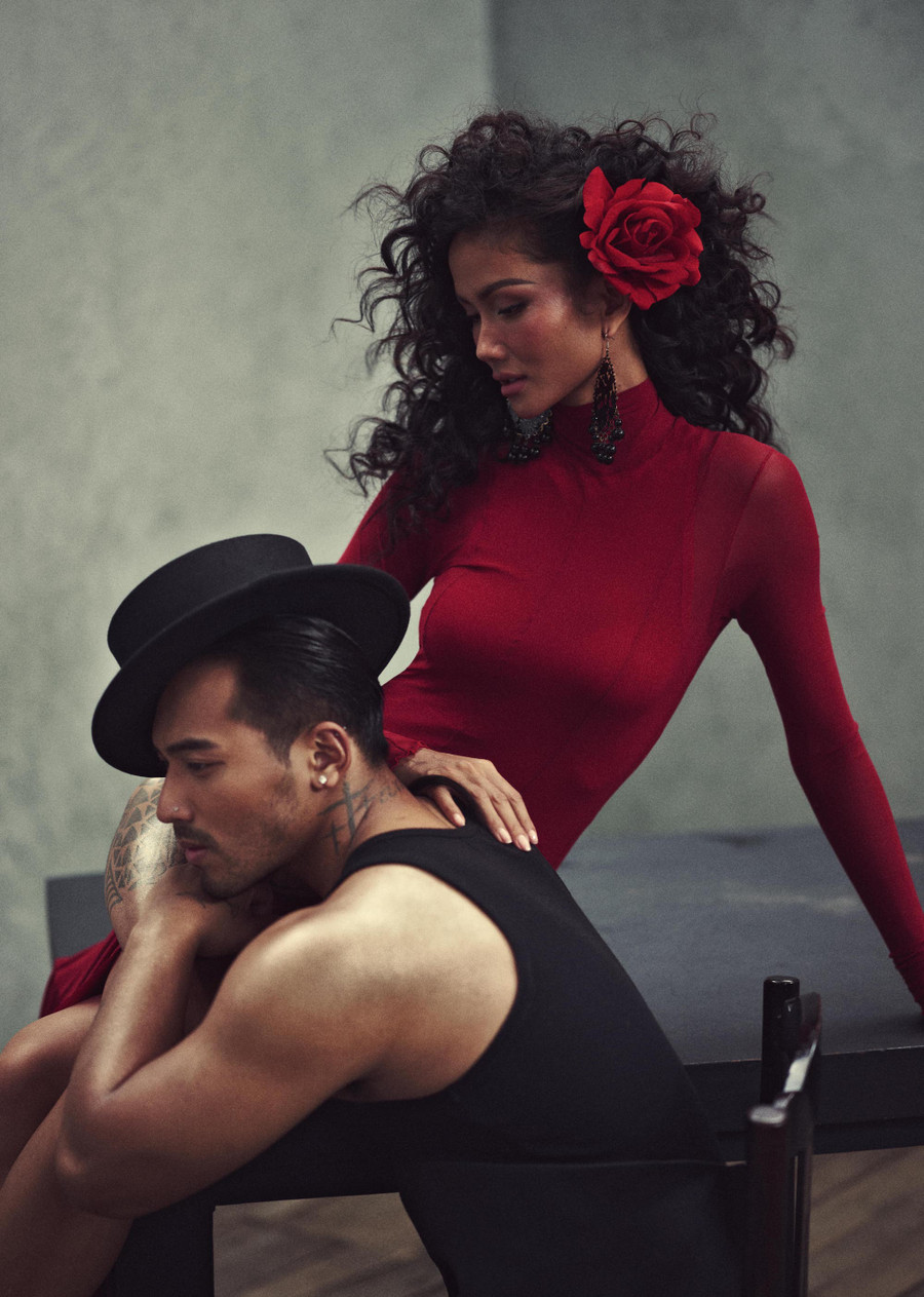 H&apos;Hen Niê và người mẫu nam còn thực hiện những động tác mang hơi hướng khiêu vũ nghệ thuật. Do có nền tảng tốt về thể lực, người đẹp Ê Đê không gặp khó khăn khi chụp. Cô và bạn diễn có những khoảnh khắc tình tứ trước ống kính. Ảnh: Milor Trần