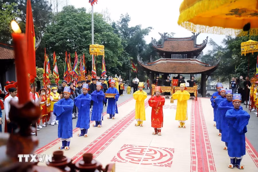 Các cụ cao niên xã Chu Hóa, thành phố Việt Trì, tỉnh Phú Thọ thực hiện nghi thức tế truyền thống trong Lễ giỗ Đức Quốc Tổ Lạc Long Quân năm 2023. (Ảnh: Trung Kiên/TTXVN)