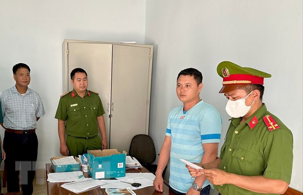 Đối tượng Nguyễn Thành Trung (áo xanh sọc ngang). (Ảnh: TTXVN phát) Đối tượng Nguyễn Thành Trung (áo xanh sọc ngang). (Ảnh: TTXVN phát)