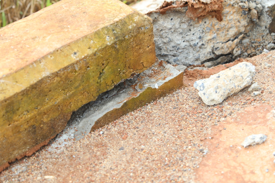 Thân đập bị nứt toác nhiều vị trí. Thân đập bị nứt toác nhiều vị trí.