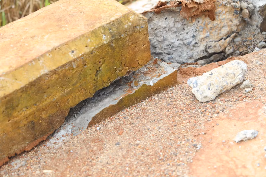 Thân đập bị nứt toác nhiều vị trí.