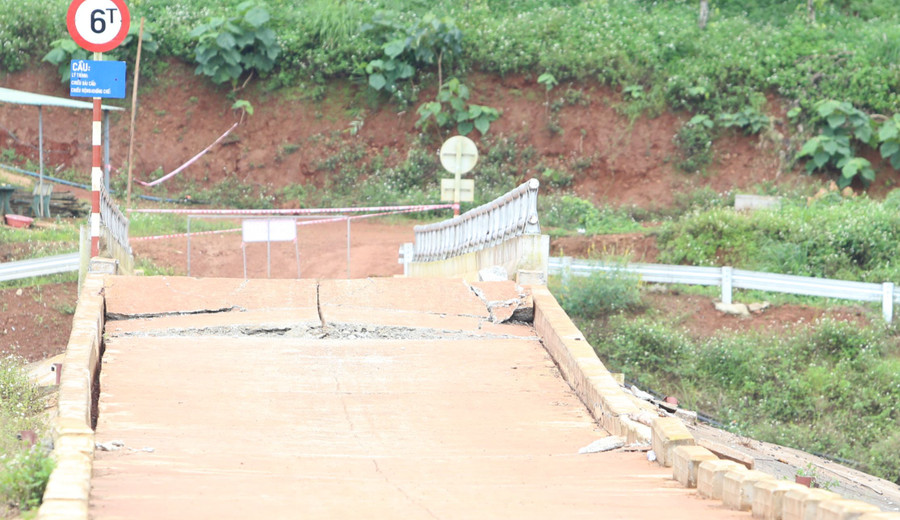 Phần thân đập bị nứt toác. Phần thân đập bị nứt toác.