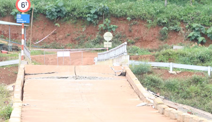 Phần thân đập bị nứt toác.