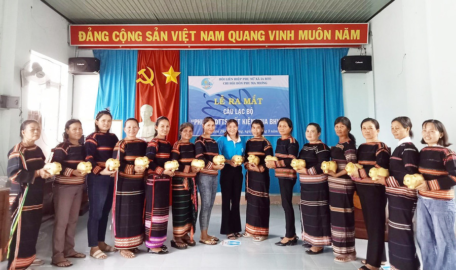 Hội Liên hiệp phụ nữ xã Ia Rtô ra mắt Câu lạc bộ phụ nữ dân tộc thiểu số tiết kiệm mua bảo hiểm y tế. Ảnh: Vũ Chi Hội Liên hiệp phụ nữ xã Ia Rtô ra mắt Câu lạc bộ phụ nữ dân tộc thiểu số tiết kiệm mua bảo hiểm y tế. Ảnh: Vũ Chi