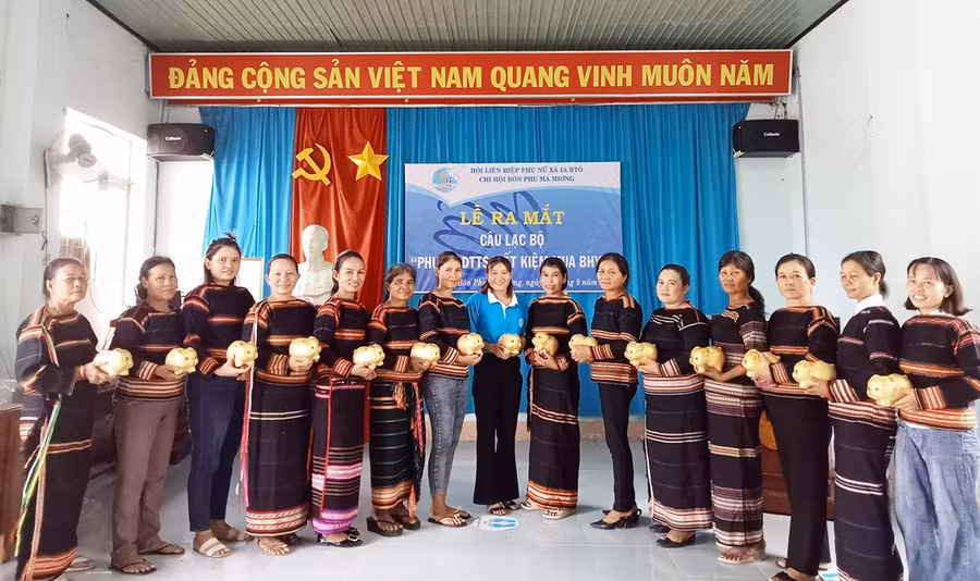 Hội Liên hiệp phụ nữ xã Ia Rtô ra mắt Câu lạc bộ phụ nữ dân tộc thiểu số tiết kiệm mua bảo hiểm y tế. Ảnh: Vũ Chi