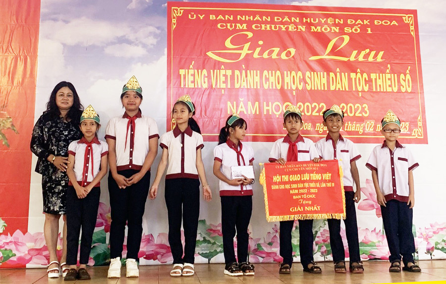 Cô Bùi Thị Hòa-Hiệu trưởng Trường Tiểu học Tân Bình-Trưởng cụm chuyên môn số 1-trao cờ và giải nhất cho học sinh Trường Tiểu học dân lập Trương Vĩnh Ký. Ảnh: Kim Sơn