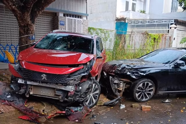 Hiện trường vụ người lái ô tô màu đen tông nhiều lần vào ô tô màu đỏ. Ảnh: CTV