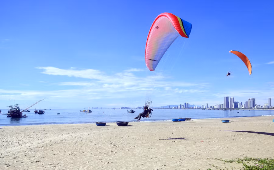 Các vận động viên hạ cánh theo khu vực đã đánh dấu trước đó. Ảnh: Nguyễn Tú