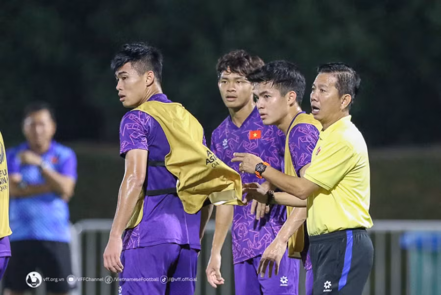 Ông Tuấn cho biết sẽ thay đổi đội hình ở trận cuối vòng bảng. Ảnh VFF