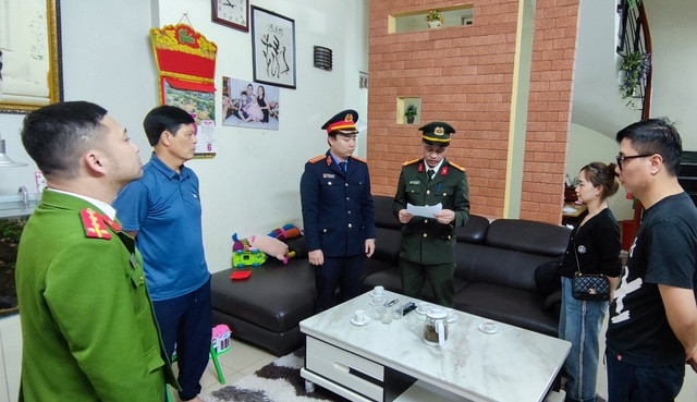 Cơ quan An ninh điều tra Công an tỉnh Hà Nam khám xét chỗ ở và nơi làm việc của bị can trong vụ án mua bán hóa đơn khống, trốn thuế. Ảnh: Công an tỉnh Hà Nam Cơ quan An ninh điều tra Công an tỉnh Hà Nam khám xét chỗ ở và nơi làm việc của bị can trong vụ án mua bán hóa đơn khống, trốn thuế. Ảnh: Công an tỉnh Hà Nam