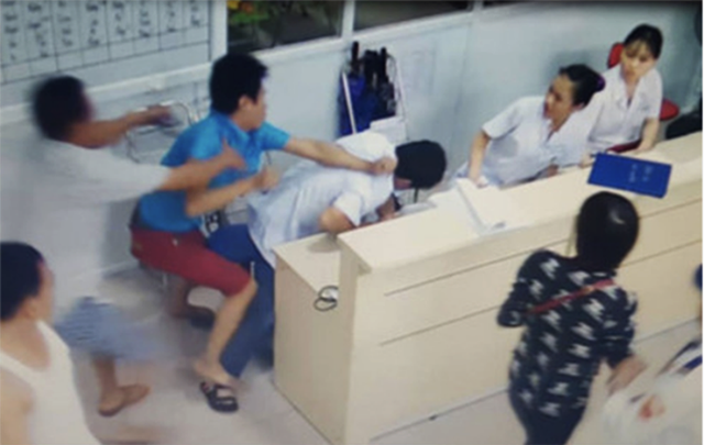 Hình ảnh bác sĩ bị bóp cổ, hành hung tại Bệnh viện Nhân dân Gia Định (TP HCM)