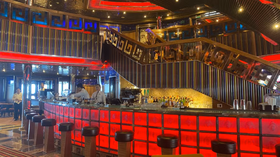 Khu quầy bar mà chúng tôi được tham quan đầu tiên. Ảnh: HOÀNG TRUNG