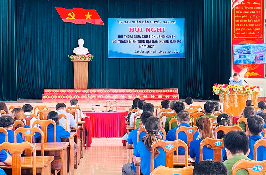 Quang cảnh buổi đối thoại. Ảnh: Nguyễn Hiền