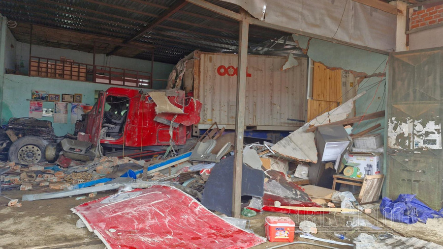 Xe ô tô đầu kéo BKS 50H-058.81 kéo theo rơ móc BKS 51R-095.11 do tài xế Hoàng Văn Nghĩa (SN 1988), trú thôn Thanh Tiến, xã Võ Liệt, huyện Thanh Chương (Nghệ An) mất kiểm soát và gây ra vụ tai nạn thảm khốc Xe ô tô đầu kéo BKS 50H-058.81 kéo theo rơ móc BKS 51R-095.11 do tài xế Hoàng Văn Nghĩa (SN 1988), trú thôn Thanh Tiến, xã Võ Liệt, huyện Thanh Chương (Nghệ An) mất kiểm soát và gây ra vụ tai nạn thảm khốc