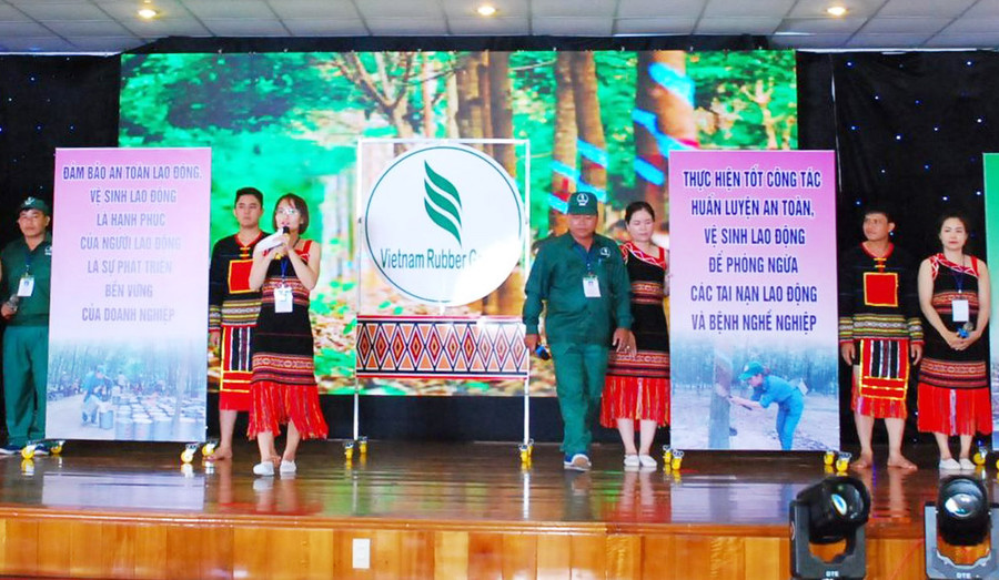 Người lao động được đẩy mạnh tuyên truyền về công tác an toàn vệ sinh lao động. Ảnh: Đ.Y