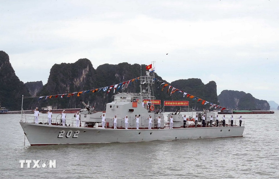 Tàu của Quân chủng Hải quân tham gia lễ tưởng niệm. (Ảnh: Trọng Đức/TTXVN) Tàu của Quân chủng Hải quân tham gia lễ tưởng niệm. (Ảnh: Trọng Đức/TTXVN)