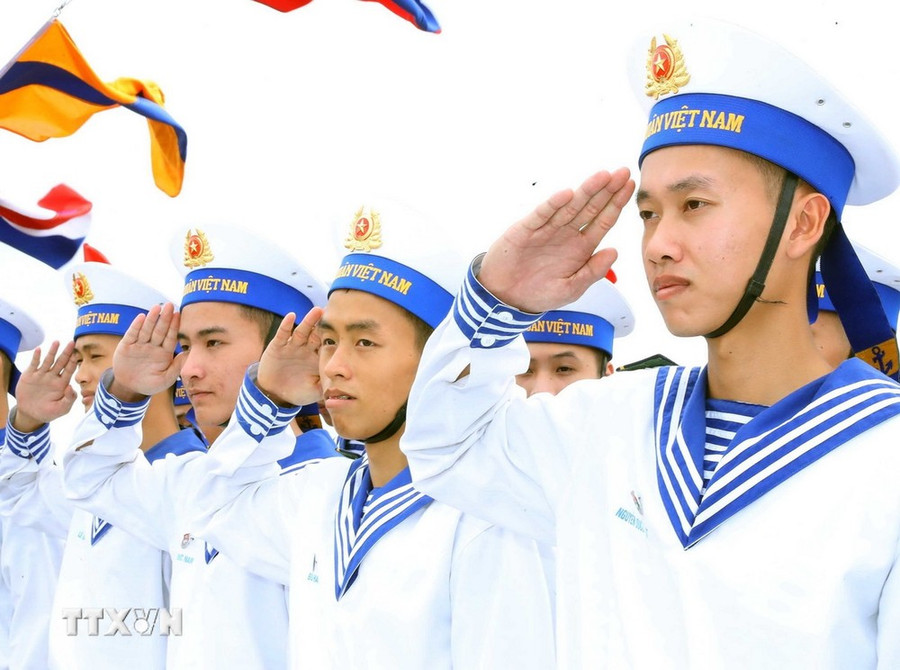 Các chiến sỹ Hải quân dự lễ tưởng niệm. (Ảnh: Trọng Đức/TTXVN) Các chiến sỹ Hải quân dự lễ tưởng niệm. (Ảnh: Trọng Đức/TTXVN)