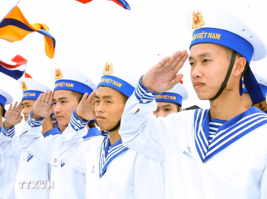 Các chiến sỹ Hải quân dự lễ tưởng niệm. (Ảnh: Trọng Đức/TTXVN)