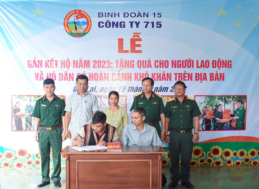 Công ty 715 (Binh đoàn 15) tổ chức gắn kết hộ giữa công nhân người Kinh với công nhân người dân tộc thiểu số. Ảnh: T.T