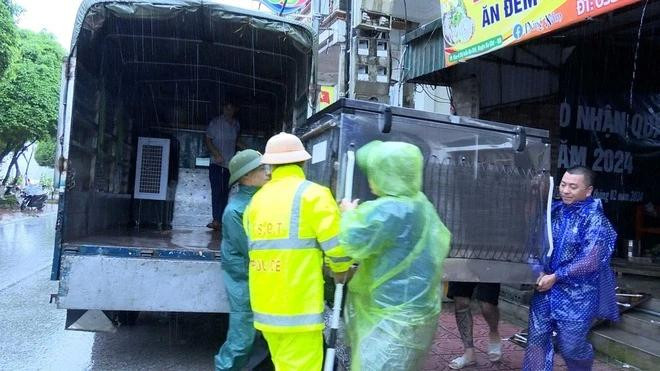 Lực lượng CSGT Quảng Ninh khắc phục hậu quả thiên tai, giúp dân chuyển tài sản đến nơi an toàn. Ảnh: PHAN ANH Lực lượng CSGT Quảng Ninh khắc phục hậu quả thiên tai, giúp dân chuyển tài sản đến nơi an toàn. Ảnh: PHAN ANH