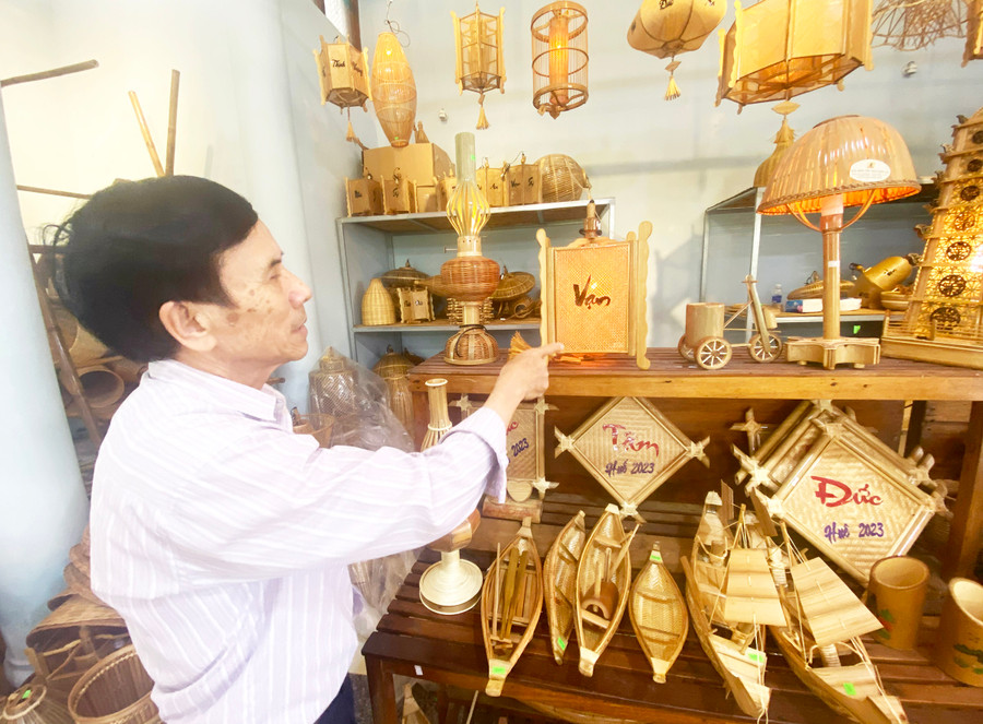 Những bàn tay khéo léo, sáng tạo của người dân làng mây tre Bao La đã tạo ra nhiều sản phẩm mới