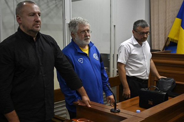 Doanh nhân Ihor Kolomoisky (giữa) trong phiên xét xử tại tòa án quận Shevchenkivsky ở Kiev, Ukraine, ngày 2/9/2023. (Ảnh: AFP/TTXVN)