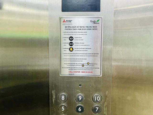Trong thang máy có phần hướng dẫn sử dụng và số điện thoại liên lạc khi gặp sự cố.Ảnh DƯƠNG LAN Trong thang máy có phần hướng dẫn sử dụng và số điện thoại liên lạc khi gặp sự cố.Ảnh DƯƠNG LAN