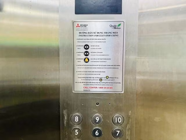 Trong thang máy có phần hướng dẫn sử dụng và số điện thoại liên lạc khi gặp sự cố.Ảnh DƯƠNG LAN