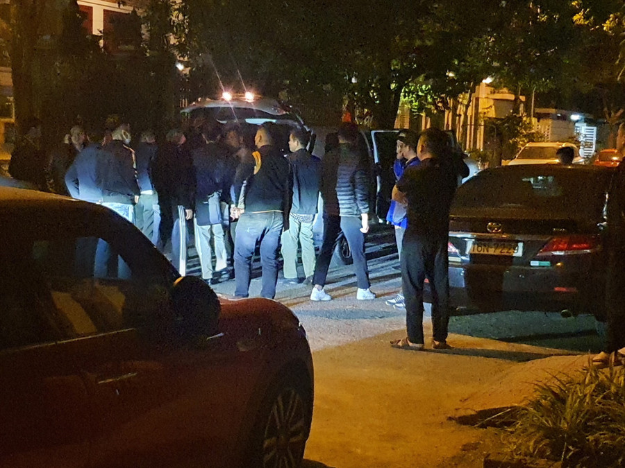 Lực lượng chức năng khám xét nhà ông Đỗ Hữu Ca đêm 18.2. Ảnh: Mai Chi Lực lượng chức năng khám xét nhà ông Đỗ Hữu Ca đêm 18.2. Ảnh: Mai Chi