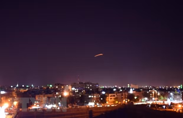 Lực lượng Phòng không Syria đánh chặn tên lửa do Israel phóng xuống sân bay Damascus. (Ảnh: AFP/TTXVN)