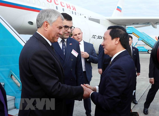 Phó Chủ tịch Quốc hội Nguyễn Khắc Định đón Chủ tịch Duma Quốc gia Quốc hội Liên bang Nga V.V. Volodin tại Sân bay Quốc tế Nội Bài. (Ảnh: Phạm Kiên/TTXVN) Phó Chủ tịch Quốc hội Nguyễn Khắc Định đón Chủ tịch Duma Quốc gia Quốc hội Liên bang Nga V.V. Volodin tại Sân bay Quốc tế Nội Bài. (Ảnh: Phạm Kiên/TTXVN)