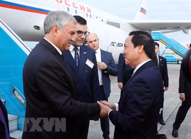 Phó Chủ tịch Quốc hội Nguyễn Khắc Định đón Chủ tịch Duma Quốc gia Quốc hội Liên bang Nga V.V. Volodin tại Sân bay Quốc tế Nội Bài. (Ảnh: Phạm Kiên/TTXVN)