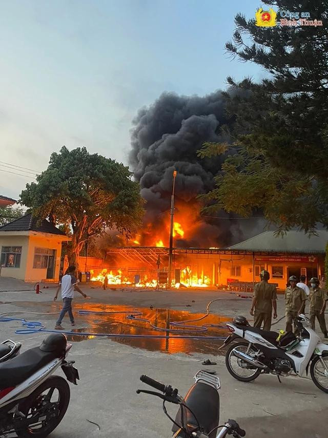 Hiện trường vụ cháy bên trong trụ sở Công an H.Tánh Linh Hiện trường vụ cháy bên trong trụ sở Công an H.Tánh Linh