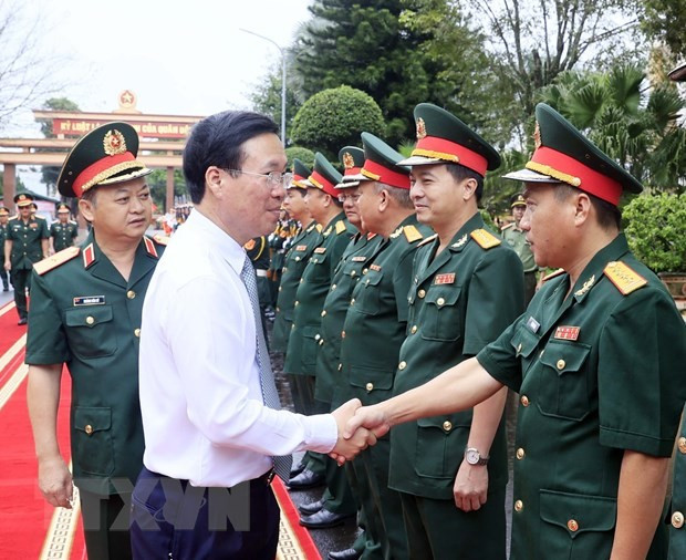 Chủ tịch nước Võ Văn Thưởng với cán bộ, sĩ quan Binh đoàn 15. (Ảnh: Thống Nhất/TTXVN) Chủ tịch nước Võ Văn Thưởng với cán bộ, sĩ quan Binh đoàn 15. (Ảnh: Thống Nhất/TTXVN)