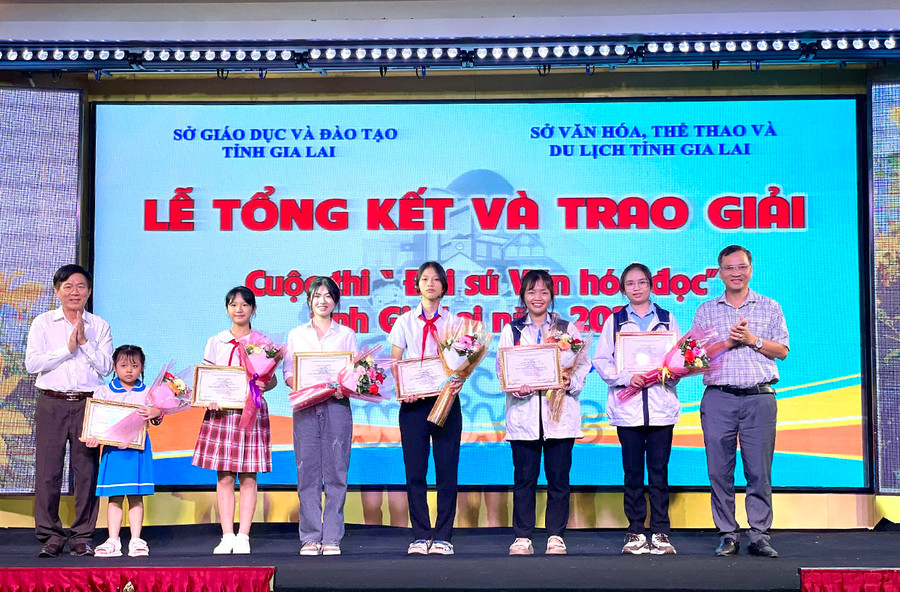 Ban tổ chức trao giấy khen cho 6 học sinh đạt giải nhất cuộc thi “Đại sứ văn hóa đọc”. Ảnh: L.N Ban tổ chức trao giấy khen cho 6 học sinh đạt giải nhất cuộc thi “Đại sứ văn hóa đọc”. Ảnh: L.N