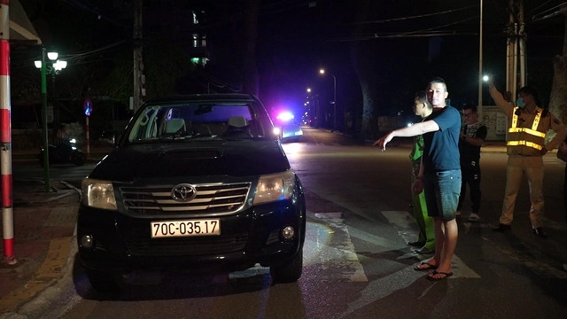 Xe bán tải bên trong chở 7 người dương tính với ma tuý