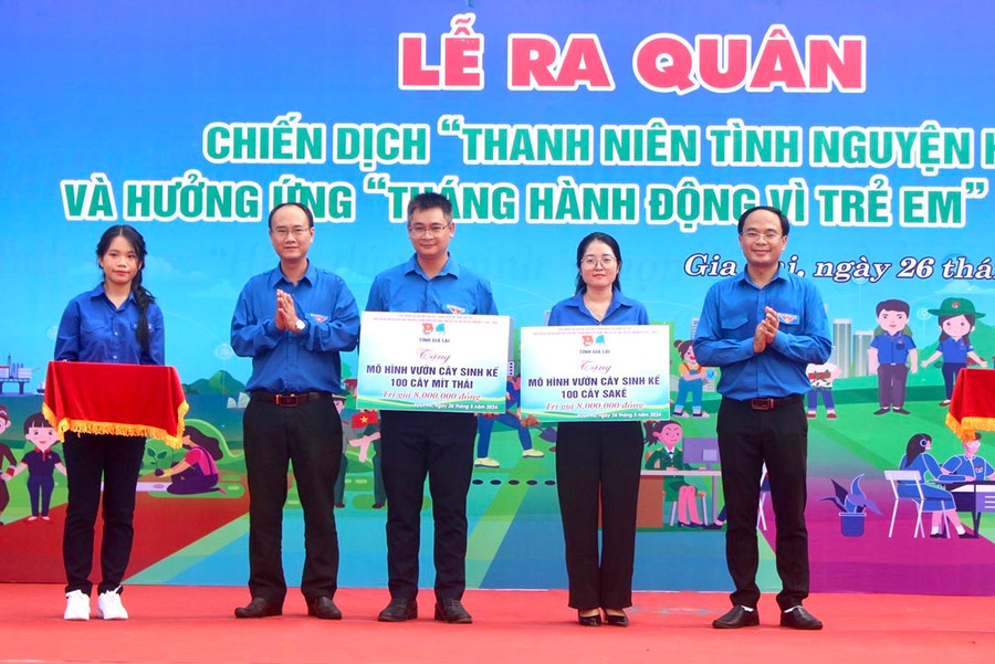 Lãnh đạo Tỉnh Đoàn tặng mô cây xanh cho Thị Đoàn Ayun Pa. Ảnh: P.L Lãnh đạo Tỉnh Đoàn tặng mô cây xanh cho Thị Đoàn Ayun Pa. Ảnh: P.L