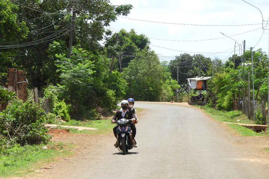 Quang cảnh tuyến đường trục chính vào làng Châm ANeh (phường Chi Lăng, TP. Pleiku) đã được nhựa hoá, thuận lợi cho giao thông đi lại của người dân và tạo thêm diện mạo khởi sắc cho làng. Ảnh: Thanh Nhật
