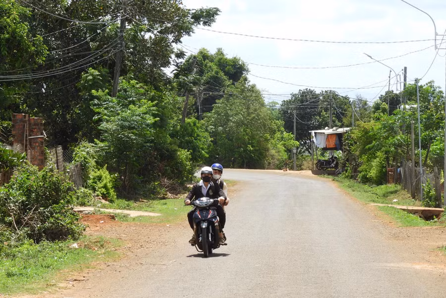 Quang cảnh tuyến đường trục chính vào làng Châm ANeh (phường Chi Lăng, TP. Pleiku) đã được nhựa hoá, thuận lợi cho giao thông đi lại của người dân và tạo thêm diện mạo khởi sắc cho làng. Ảnh: Thanh Nhật