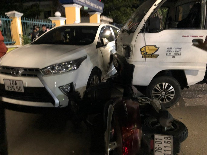 Xe tải tông vào ô tô 4 chỗ trước khi dừng lại Xe tải tông vào ô tô 4 chỗ trước khi dừng lại