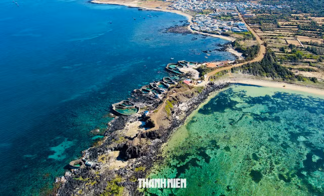 Khu Mộ thầy ở xã Long Hải, phía bắc đảo Phú Quý. Ảnh: Quế Hà