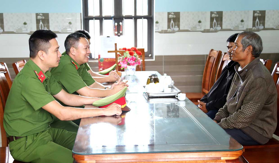 Ông Ksor Lam-Chấp sự Chi hội Plei Chan, Hội thánh tin lành Việt Nam (miền Nam) nêu cao quyết tâm cùng lực lượng Công an và các ngành chức năng tuyên truyền cho bà con hiểu và tránh xa ma túy. Ảnh: H.T Ông Ksor Lam-Chấp sự Chi hội Plei Chan, Hội thánh tin lành Việt Nam (miền Nam) nêu cao quyết tâm cùng lực lượng Công an và các ngành chức năng tuyên truyền cho bà con hiểu và tránh xa ma túy. Ảnh: H.T