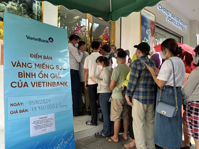 Người dân xếp hàng dài mua vàng miếng ở Ngân hàng Vietinbank tại Hà Nội. Ảnh: Minh Chiến