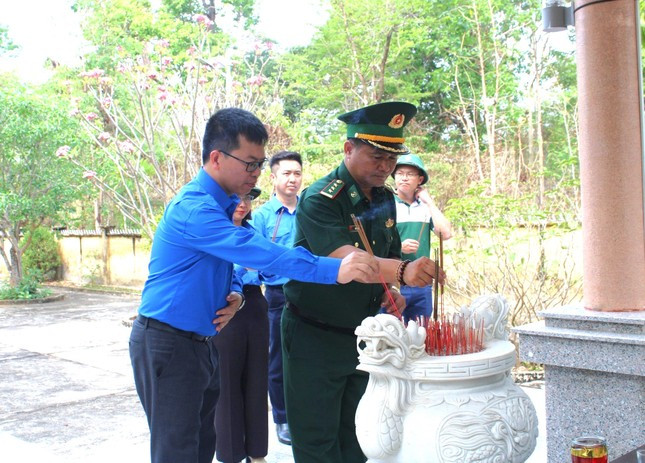 Đoàn công tác dâng hương tưởng niệm tại Nhà bia ghi danh các anh hùng liệt sĩ đã hy sinh tại khu vực Đồn Biên phòng Sêrêpốk Đoàn công tác dâng hương tưởng niệm tại Nhà bia ghi danh các anh hùng liệt sĩ đã hy sinh tại khu vực Đồn Biên phòng Sêrêpốk