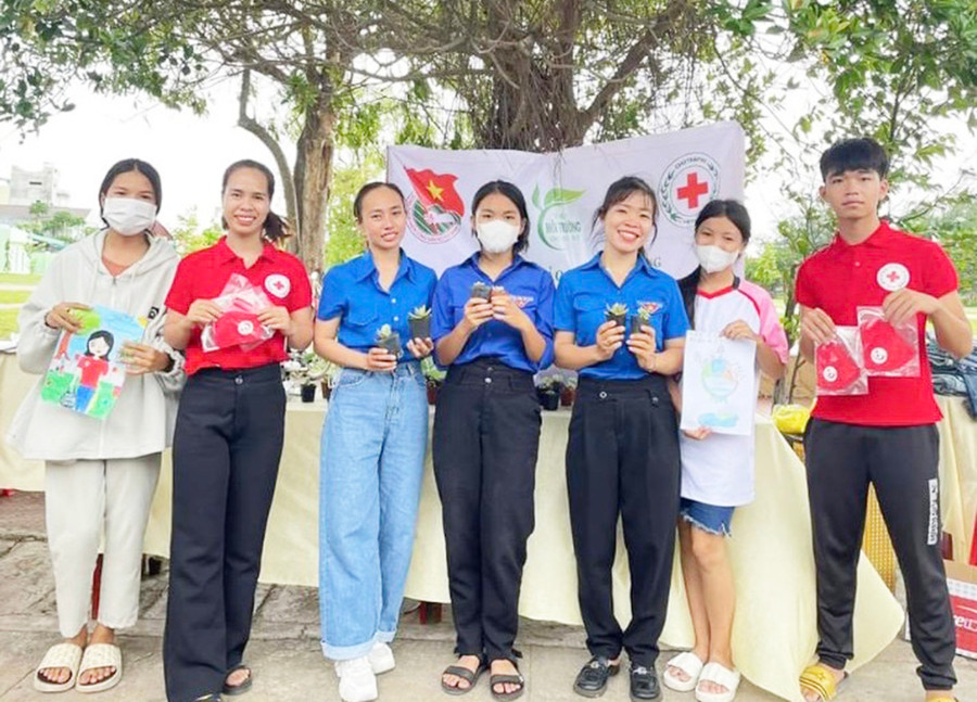 Chương trình đổi phế liệu lấy cây của Đoàn phường Hòa Bình đã góp phần lan tỏa ý thức thu gom, phân loại rác thải của người dân và ĐVTN trên địa bàn. Ảnh: N.H