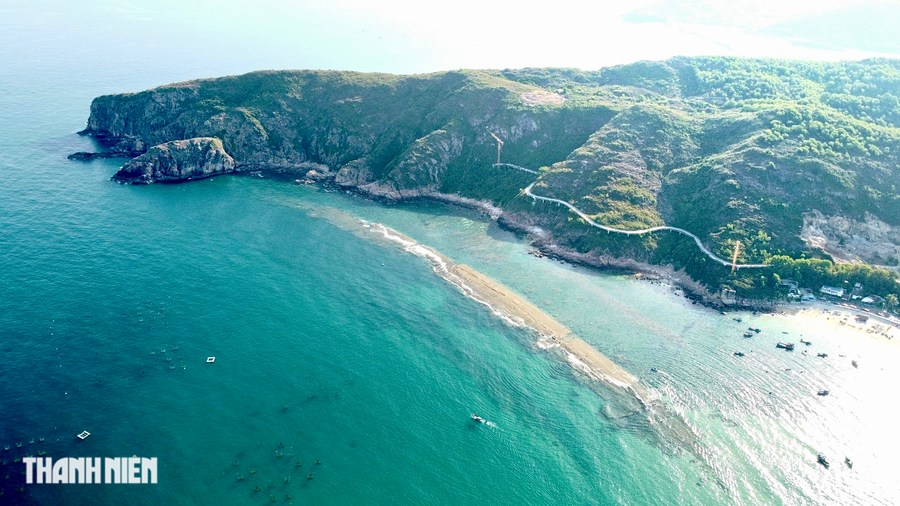 Tường thành cổ bí ẩn dưới đáy biển Nhơn Hải - Ảnh 1. Xã Nhơn Hải nằm cách trung tâm TP.Quy Nhơn khoảng 15 km, là một trong những điểm hút khách du lịch ở Bình Định vì có nhiều thắng cảnh. Những năm gần đây, tường thành cổ dưới mặt nước biển ở Nhơn Hải đang trở thành một trong những điểm khám phá thú vị đối với khách trong và ngoài nước. Ảnh: Thanh Quân