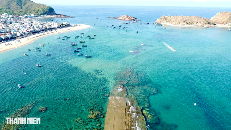 Tường thành cổ bí ẩn dưới đáy biển Nhơn Hải - Ảnh 7. Mặc dù tường thành này vẫn chưa được xác minh về nguồn gốc, nhưng với sự độc đáo đã thu hút được nhiều khách phương xa đến tham quan. Hàng năm, từ tháng 4 đến tháng 8 là thời điểm thích hợp nhất để du khách đến tham quan tường thành này. Ảnh: Thanh Quân